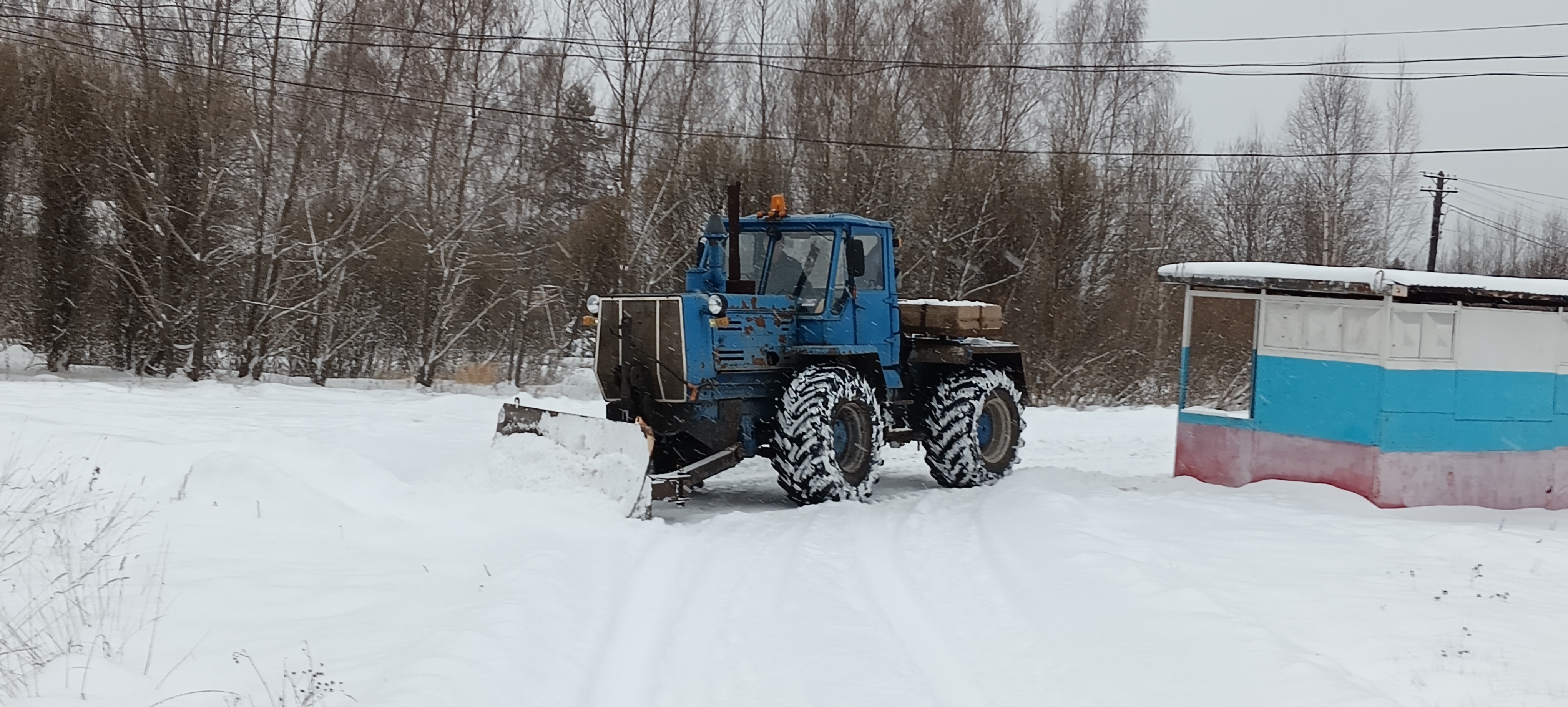 Расчистка от снега автомобильных дрог.