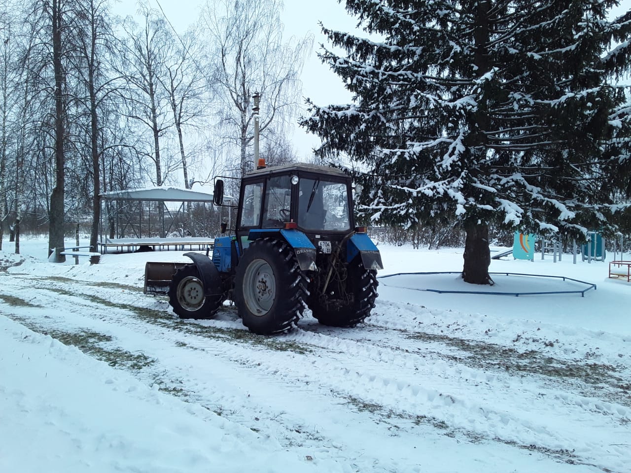 Расчистка от снега автомобильных дорог.