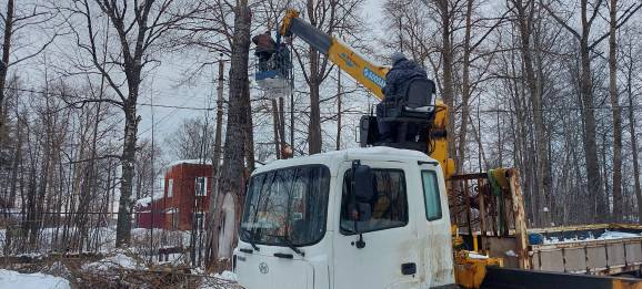 Спиливание аварийных деревьев в с.Красный Октябрь.