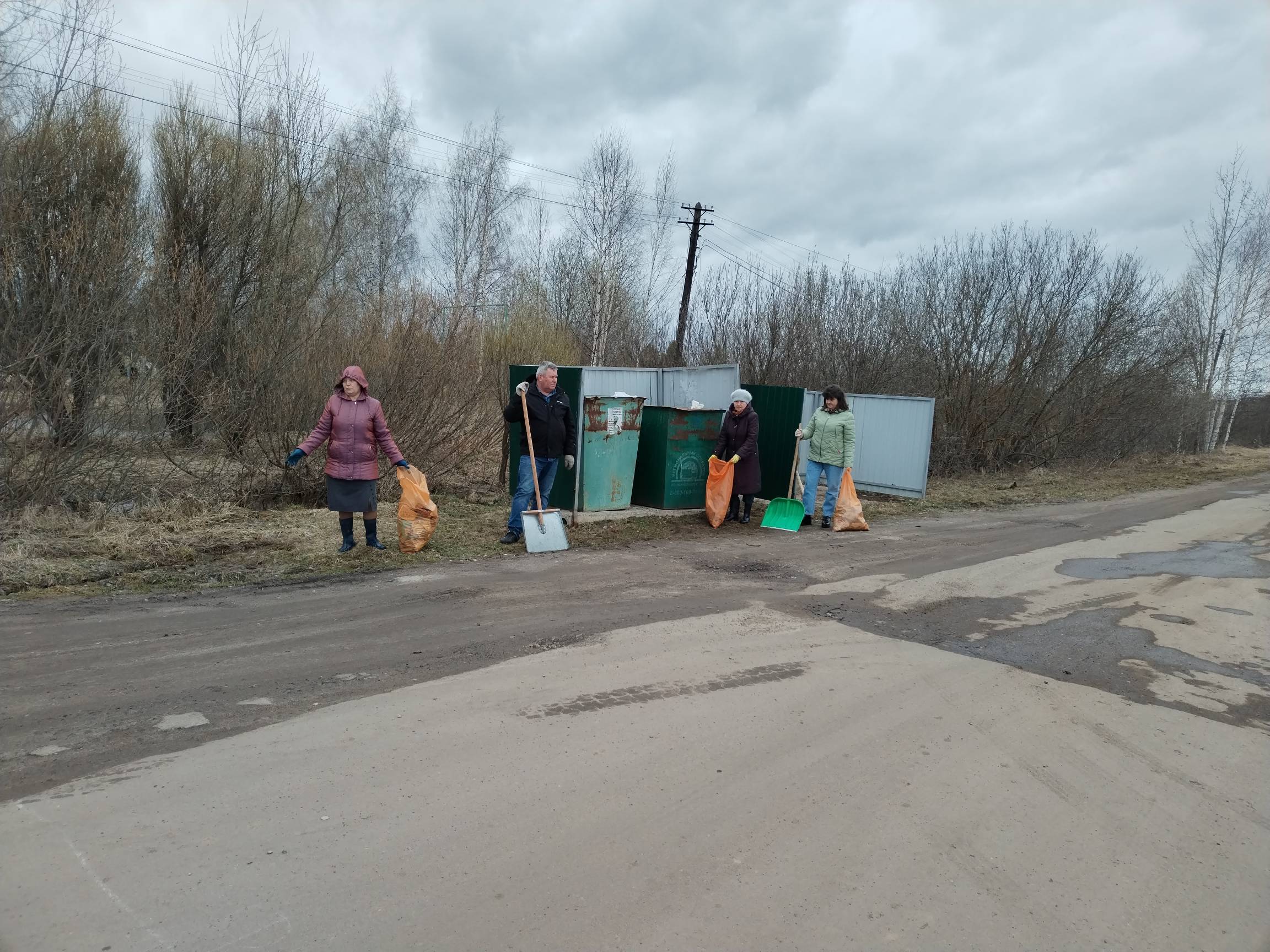 19 апреля в Октябрьском сельском поселении состоялась уборка территории в рамках Всероссийского экологического субботника &quot;Зеленая весна&quot;.