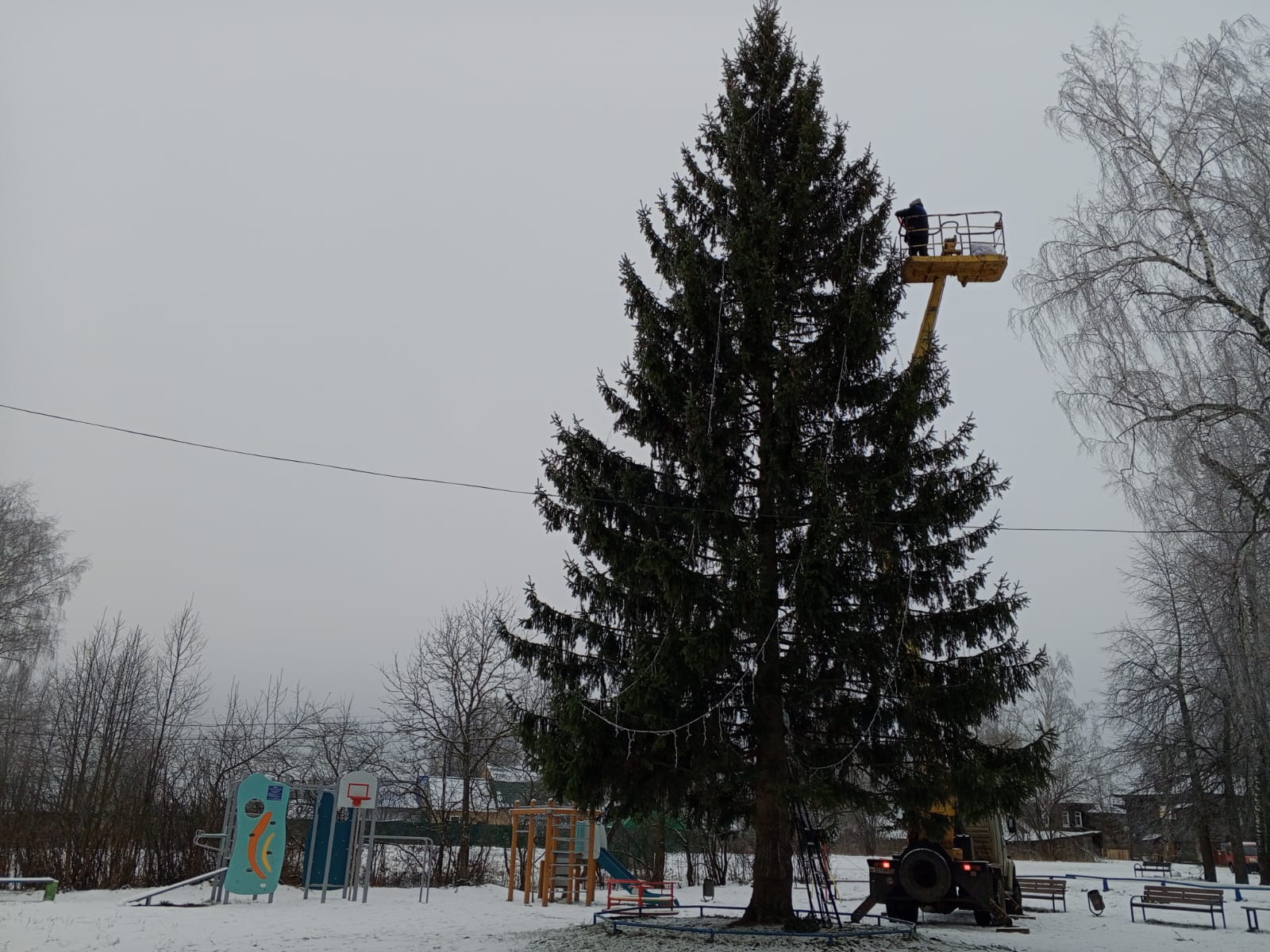 Украшение елки к Новому году в с.Красный Октябрь.